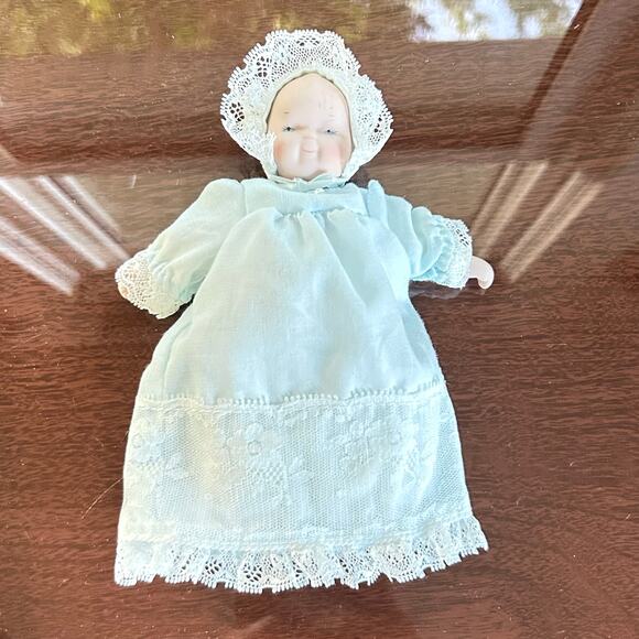 Vintage 1985 Goebel Victoria Ashlea Originals Baby Doll in Blue Lace Dress – 6” - Picture 7 of 11